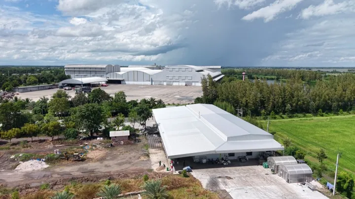 ภาพมุมสูงด้านหลังโรงงานและแปลงสาธิต